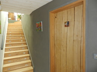 View CASTANEA ENTRÃE PORTE MASSIVE ET ESCALIER A TIROIRS