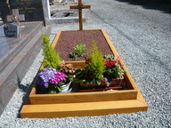 View TOMBE, bordure bois et garnie de pouzzolane en attente des plantes 